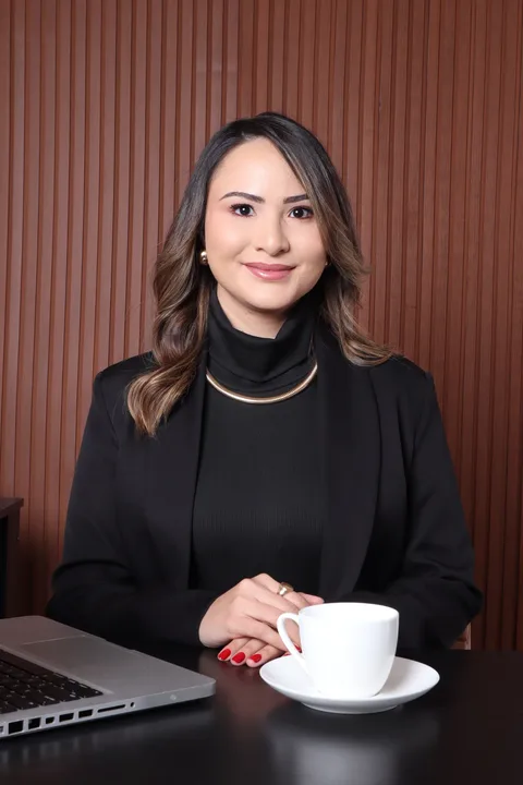 Dra. Camila Leão em ambiente de atendimento profissional