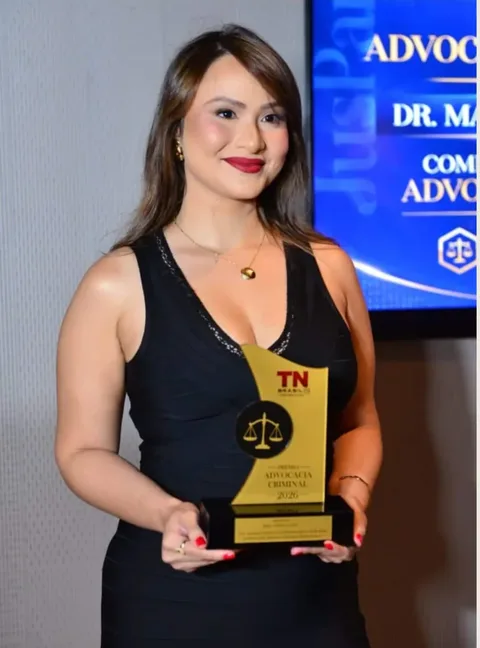 Dra. Camila Leão recebendo homenagem no Prêmio Advocacia Criminal 2026, em Belém